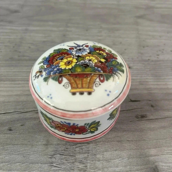 Delft Polychrome Hand painted Trinket Box - Picture 3 of 6
